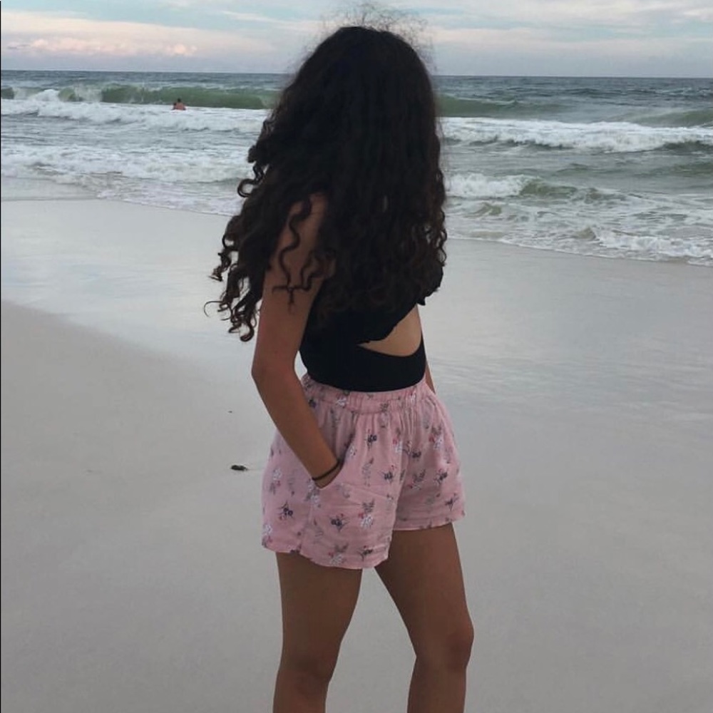 h&m dainty pink floral shorts size 4 (small)
